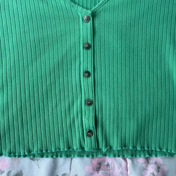 Forever 21 button up green crop top with ruffles at the sleeves - Picture 4 of 6